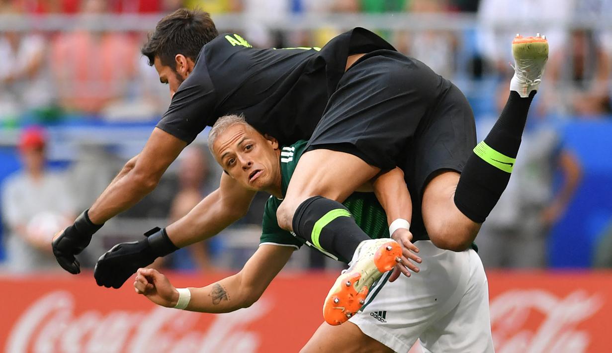 Javier Hernandez. Eks striker Manchester United berusia 34 tahun yang kini bermain bersama LA Galaxy yang dibelanya sejak Januari 2020 ini tercatat menjadi pemain aktif dengan jumlah caps terbanyak keempat bersama Timnas Meksiko. Hingga kini ia telah bermain dalam 109 laga dengan torehan 52 gol dan 13 assist sejak melakukan debut pada 1 Oktober 2009. Jumlah golnya menjadikannya sebagai top skor sepanjang masa Timnas Meksiko. Namun sayang, ia diprediksi tidak akan masuk skuad Meksiko di Piala Dunia 2022 Qatar setelah terakhir memperkuat Timnas Meksiko pada September 2019. (AFP/Fabrice Coffrini)