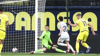Alexander Sorloth dari Villarreal, kanan, mencetak gol keempat timnya melewati kiper Real Madrid Andriy Lunin selama pertandingan sepak bola La Liga Spanyol antara Villareal dan Real Madrid di Estadio De La Ceramica di Villareal, Spanyol, Minggu, 19 Mei 2024. (AP Photo/ Alberto Saiz)