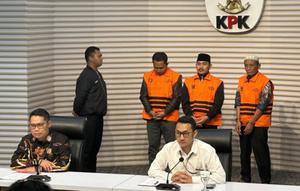 Bupati Bekasi Ade Kuswara Kunang (ADK) bersama ayahnya, yang menjabat Kepala Desa Sukadami, Kecamatan Cikarang Selatan, Kabupaten Bekasi, HM Kunang (HMK), sebagai tersangka korupsi suap ijon proyek. (Liputan6.com/ Dok Ist)