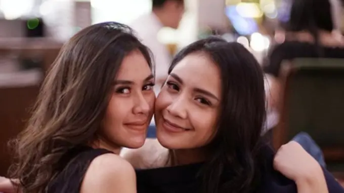 Cantik dan Aduhai! Nagita Slavina Dandani Wajah Syahnaz Sadiqah