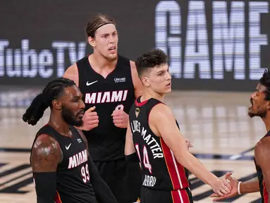 Para pebasket Miami Heat merayakan kemenangan atas Los Angeles Lakers pada laga Gim ketiga Final NBA, Senin (5/10/2020). Miami Heat menang dengan skor 115-104. (AP Photo/Mark J. Terrill)