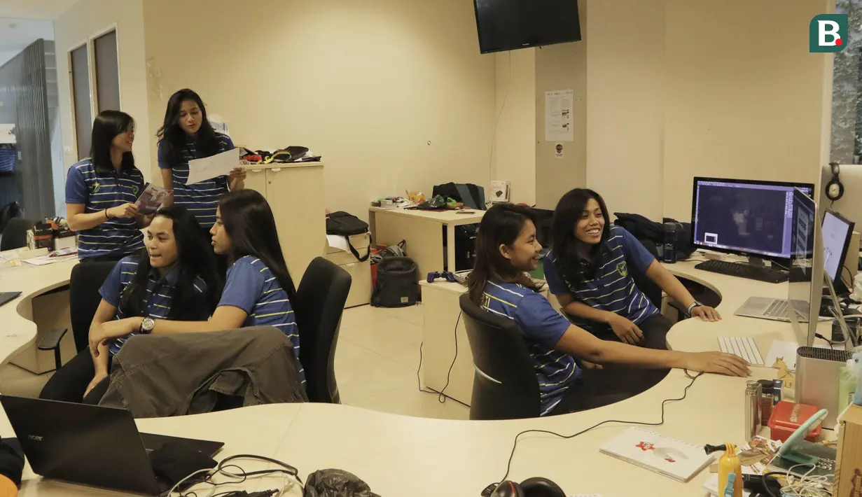 Pebasket Merpati Bali saat berkunjung ke kantor Bola.com di Gondangdia, Jakarta, Jumat (16/3/2018). Dalam kunjungan tersebut para penggawa Merpati Bali berbagi cerita tentang persiapan Srikandi Cup 2018 seri ketiga. (Bola.com/M Iqbal Ichsan)