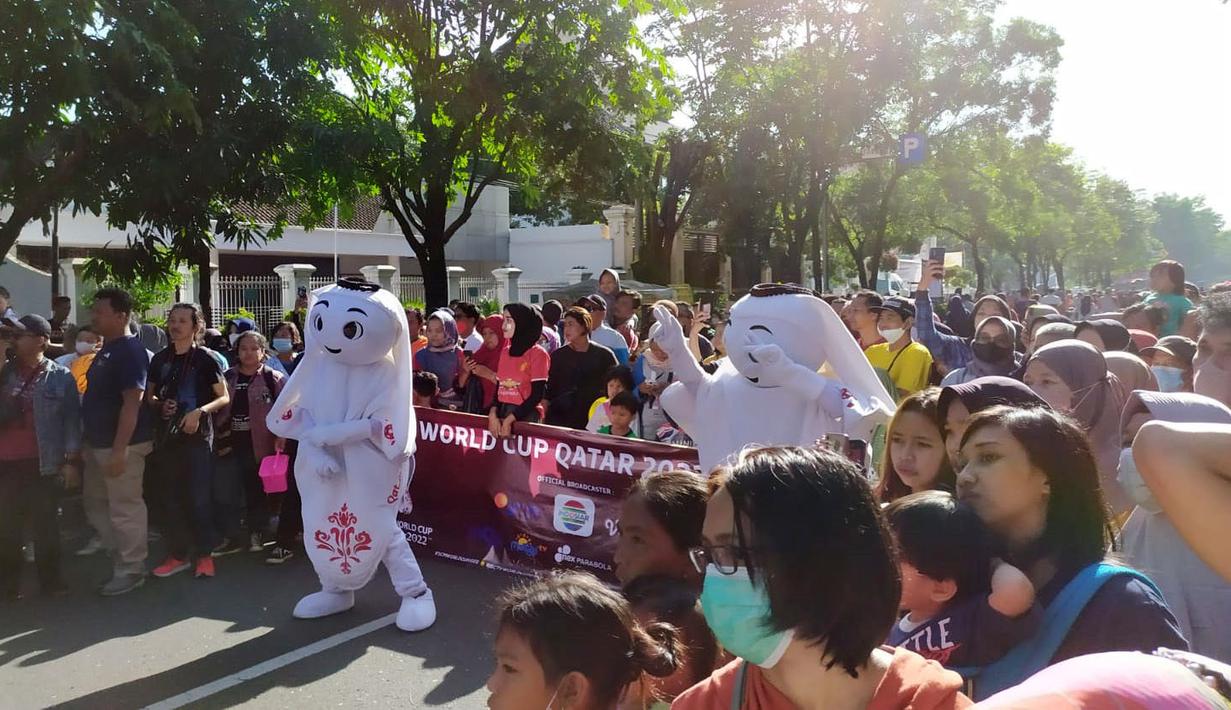 Sejumlah warga yang hadir tampak antusias dengan maskot Piala Dunia 2022 tersebut. (Procomm Surya Citra Media)