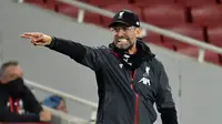 Pelatih Liverpool, Jurgen Klopp, memberikan arahan kepada pemainnya saat menghadapi Arsenal pada laga lanjutan Premier League pekan ke-36 di Emirates Stadium, Kamis (16/7/2020) dini hari WIB. Arsenal menang 2-1 atas Liverpool. (AFP/Glyn Kirk/pool)