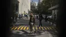 <p>Seorang petugas polisi terlihat di gerbang sebuah gedung yang menampung kantor BBC di New Delhi, India, Selasa (14/2/2023). Otoritas pajak India melakukan penggeledahan kantor BBC di New Delhi, kata seorang jurnalis di lembaga penyiaran itu kepada AFP, beberapa minggu setelah menayangkan film dokumenter yang mengkritik Perdana Menteri Narendra Modi. (AP Photo/Altaf Qadri)</p>