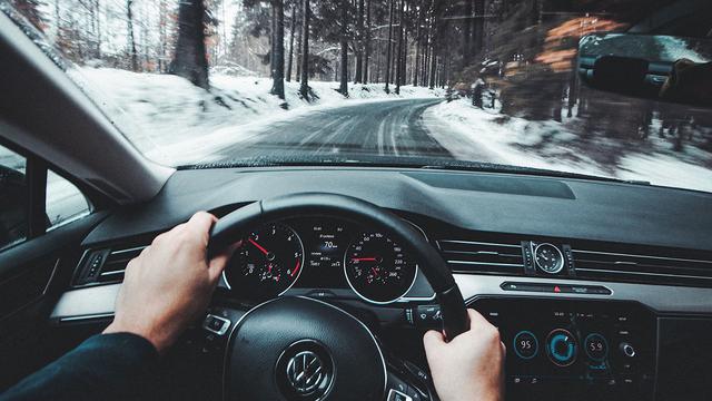 Ilustrasi mengendarai mobil