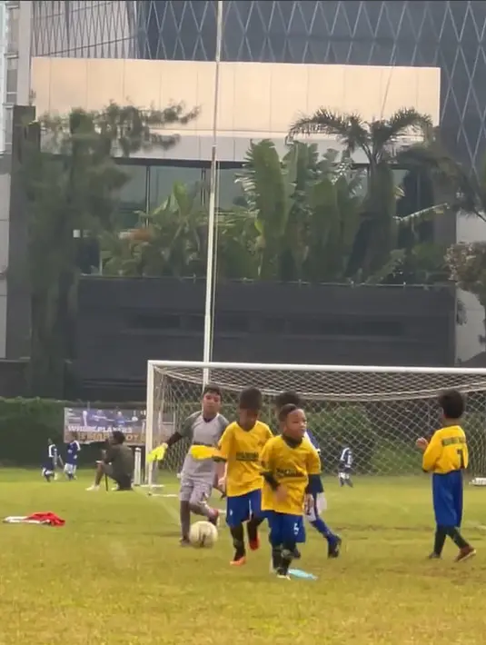 Momen Juna saat menjadi penjaga gawan bersama timnya yang akhirnya keluar sebagai juara. "Yeay semangat terus sayang mama papa. Thank you coach," tutup Titi Kamal. [Instagram/titi_kamall]