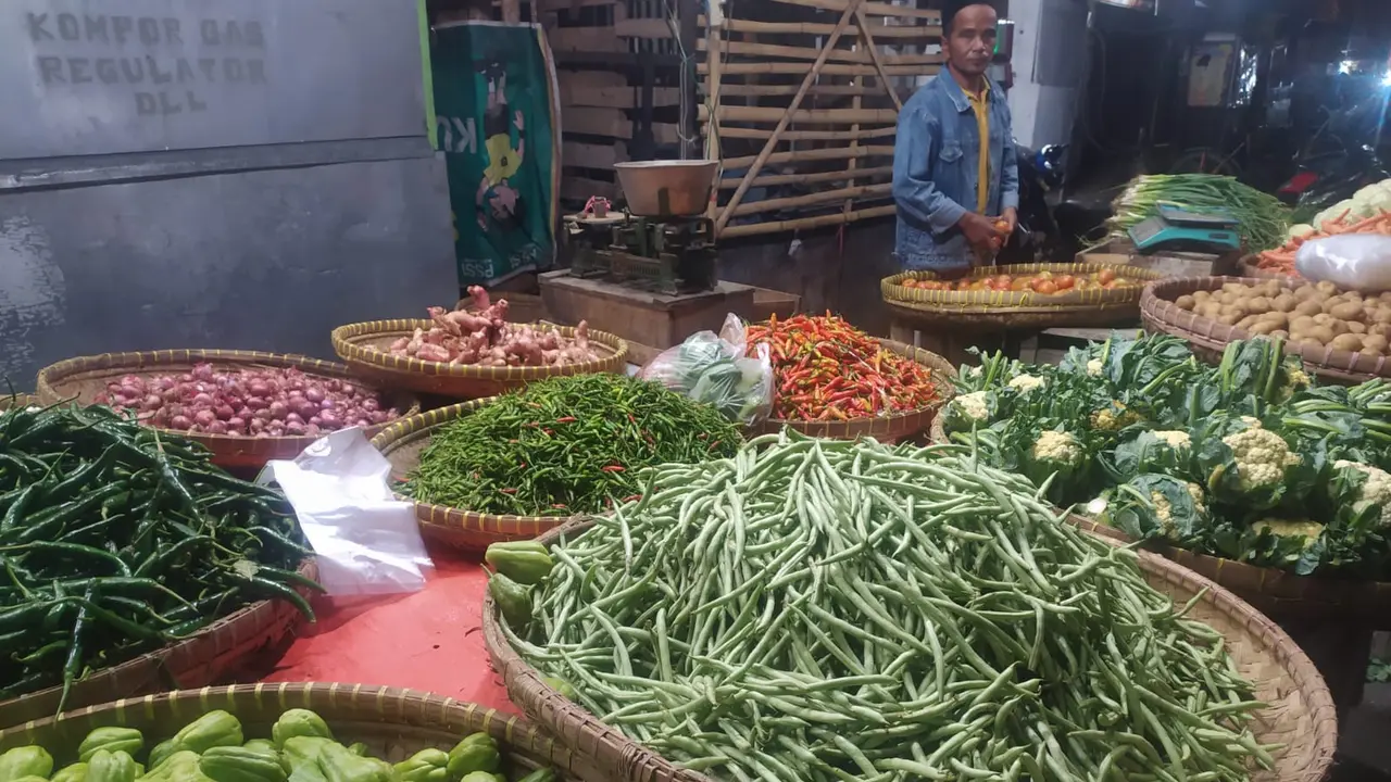 Sejumlah komoditas pertanian di Garut beranjak naik menjelang iduadha, namun akibat pelemahan ekonomi selama pandemi Covid-19, kenaikan tidak setinggi tahun lalu.