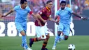 Kapten AS Roma, Francesco Totti, berusaha melewati penjagaan pemain Lazio pada laga Piala Italia di Stadion Olimpico, Roma, Minggu (26/5/2013). (EPA/Ettore Ferrari)