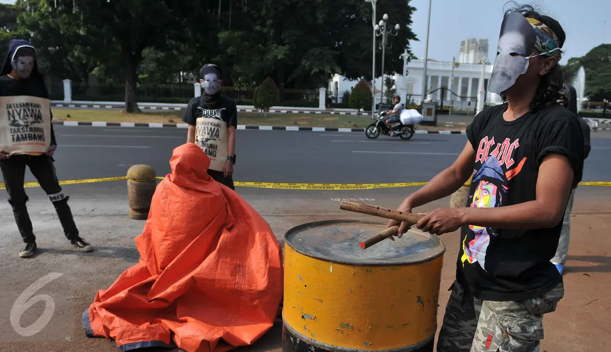 Aksi solidaritas untuk Salim Kancil juga diwarnai dengan performance art dan music di depan Istana Negara, Jakarta, Kamis (1/10/2015). Dalam aksinya, mereka menuntut keadilan bagi Salim Kancil dan Tosan. (Liputan6.com/Gempur M Surya)