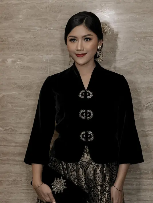 Untuk terlihat seperti Royal Family, kamu bisa tiru kebaya hitam velvet yang dikenakan Erina Gudono. Siluet kebaya lengan terompet dengan aksen gold di bagian tengah [@erinagudono]