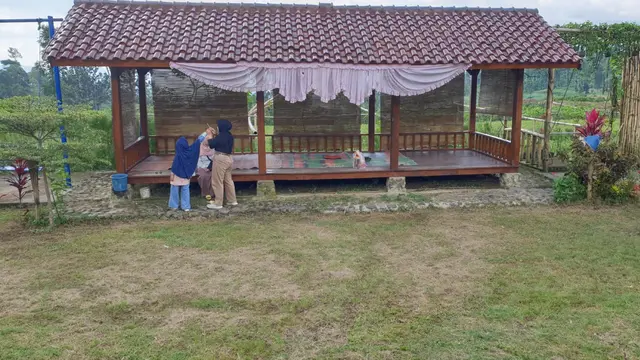 Beberapa pengunjung nampak menikmati berwisata di kawasan agro wisata Mulakeudeu, Desa Sukalaksana, Kec. Sucinaraja, Garut, Jawa Barat. (Liputan6.com/Jayadi Supriadin)