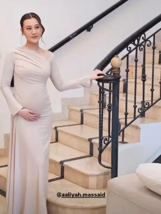 Gaun flowy berlengan panjang dengan asymetrical neckline sukses bikin Aaliyah tampil memukau. Dipadu dengan heels Manolo Blahnik berwarna senada [@rikawirtjes]