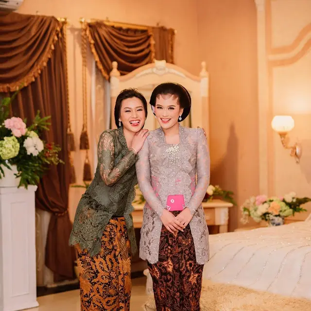 7 Potret Twindy Rarasati Saat Kenakan Kebaya, Cantik Menawan dengan Sanggul