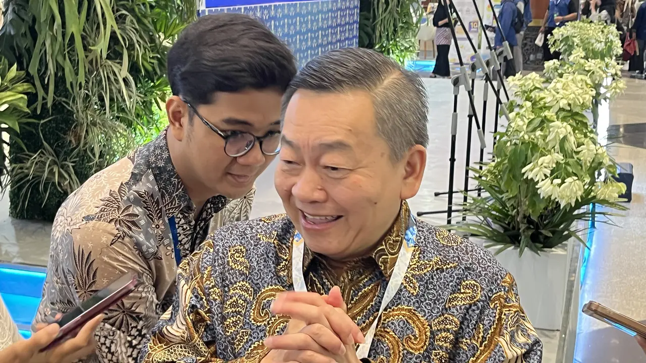 Ketua Umum Asosiasi Sistem Pembayaran Indonesia (ASPI) Santoso dalam acara Indonesia Sharia Economic Festival (ISEF) ke-13 di Jakarta Convention Center (JCC), Senayan, Jakarta, Rabu (14/10/2026). (Liputan6.com/Tian)