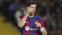 Striker Barcelona, Robert Lewandowski saat menghadapi PSG pada laga leg kedua perempatfinal Liga Champions 2023/2024 di Olimpic Lluis Companys Stadium, Barcelona, Selasa (16/4/2024). (AP Photo/Emilio Morenatti)