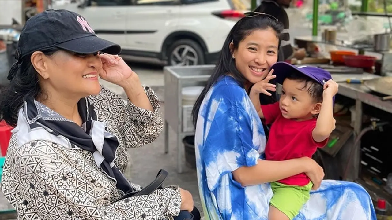 6 Potret Olivia Zalianty Pakai Daster Makan di Pinggir Jalan, Ajak Ibu dan Anak