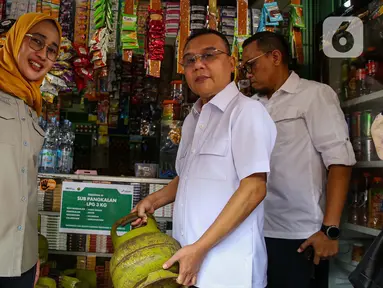 Wakil Ketua Dewan Perwakilan Rakyat (DPR) Republik Indonesia, Sufmi Dasco Ahmad (tengah) bersama Ketua Komisi VI DPR Anggia Ermarini (kiri) mengecek ketersediaan gas elpiji subsidi 3 kilogram di sub-pangkalan warung eceran di Jakarta, Kamis (6/2/2025). (Liputan6.com/Angga Yuniar)