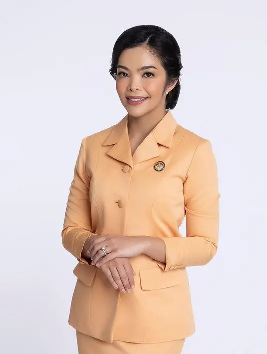 Ia pun tampil menawan dengan seragam orangenya, dengan atasan model blazer dan rok spannya.  [@jacquelinestephani]