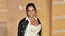 Michelle Rodriguez berpose saat tiba menghadiri amfAR Gala Los Angeles 2022 di The Pacific Design Center di West Hollywood, California pada Kamis, 3 November 2022. Michelle Rodriguez juga mengenakan sepasang sepatu hak peraknya.(Photo by Jordan Strauss/Invision/AP)