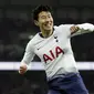 Gelandang Tottenham Hotspur, Heung-Min Son, melakukan selebrasi usai membobol gawang Bournemouth pada laga Premier League di Stadion London, Rabu (26/12). (AP/Tim Ireland)