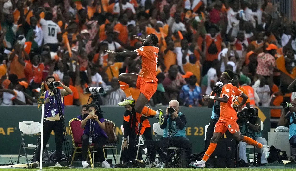 Pemain Pantai Gading, Franck Kessie melakukan selebrasi setelah mencetak gol penyeimbang 1-1 ke gawang Nigeria pada laga final Piala Afrika 2023 di Alassane Ouattara Olympic Stadium, Ebimpe, Abidjan, Pantai Gading, Minggu (11/02/2024) waktu setempat. (AP Photo/Sunday Alamba)