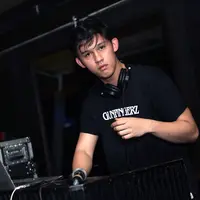 Jevin Julian dan Rinni Wulandari sedang merasakan bahagia usai  prosesi lamaran yang telah mereka lalui. Meskipun telah melewati satu tahap menuju pernikahan mereka, Jevin mengakui punya ketakutan sebelum lamaran. (Nurwahyunan/Bintang.com)