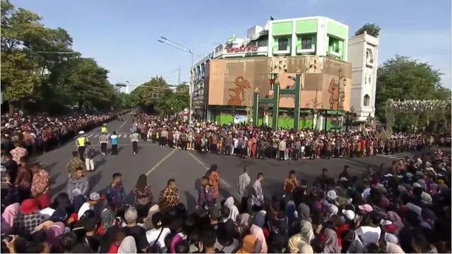 8 Potret Sambutan Warga Solo Saksikan Kirab Kaesang-Erina, Tumpah Ruah Penuhi Jalan