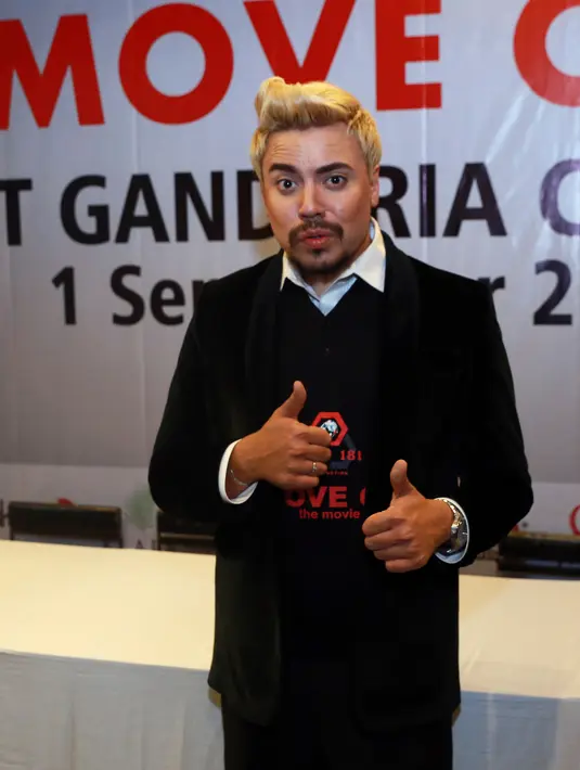 Awalnya tak mudah bagi Sam Brodie mengingat-ingat kembali perjalanan hidupnya di masa lampau. Namun berkat dukungan orang terdekat akhirnya pria berambut pirang ini optimis untuk memerankan dirinya sendiri di film ‘Move On’. (Wimbarsana/Bintang.com)