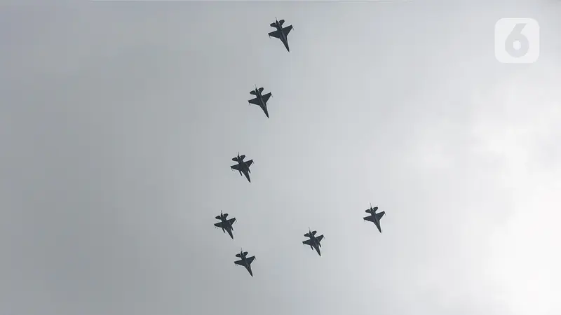 HUT RI, 77 Pesawat Tempur F-16 Terbang di Atas Istana Merdeka
