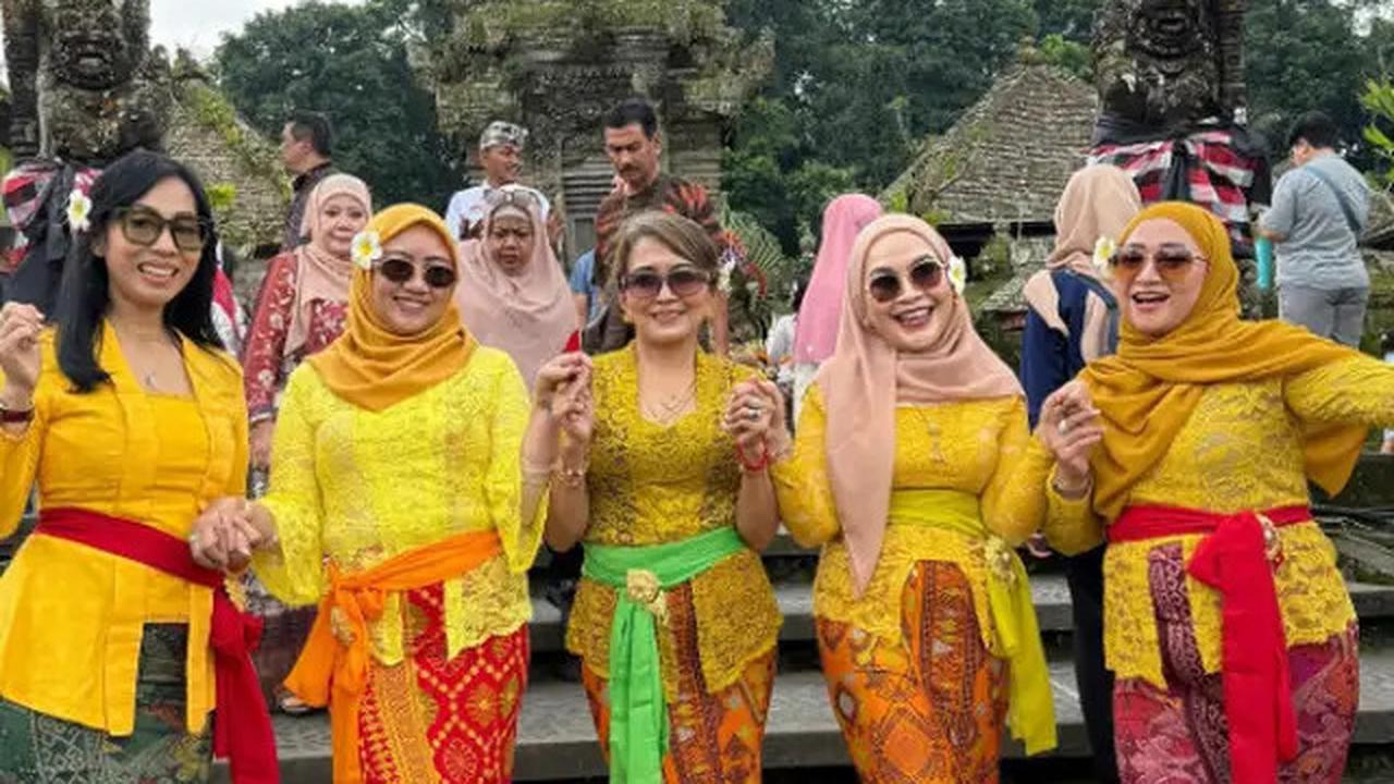 Gaya Umi Kalsum Ibunda Ayu Ting Ting saat Liburan di Bali, Model Sandal Jepitnya Curi Perhatian