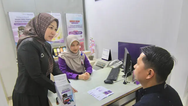 Nasabah mendengarkan penjelasan dari Branch Manager Bank Muamalat Kramat Raya Dian Sulistyowati (kiri) tentang produk pembiayaan Multiguna iB Hijrah di Kantor Cabang Bank Muamalat Kramat Raya, Jakarta, Kamis (11/12/2025).