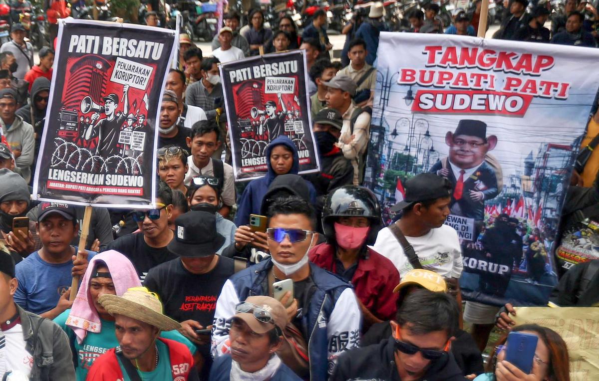 FOTO: Akasi Massa Desak KPK Tetapkan Bupati Pati Sudewo Tersangka