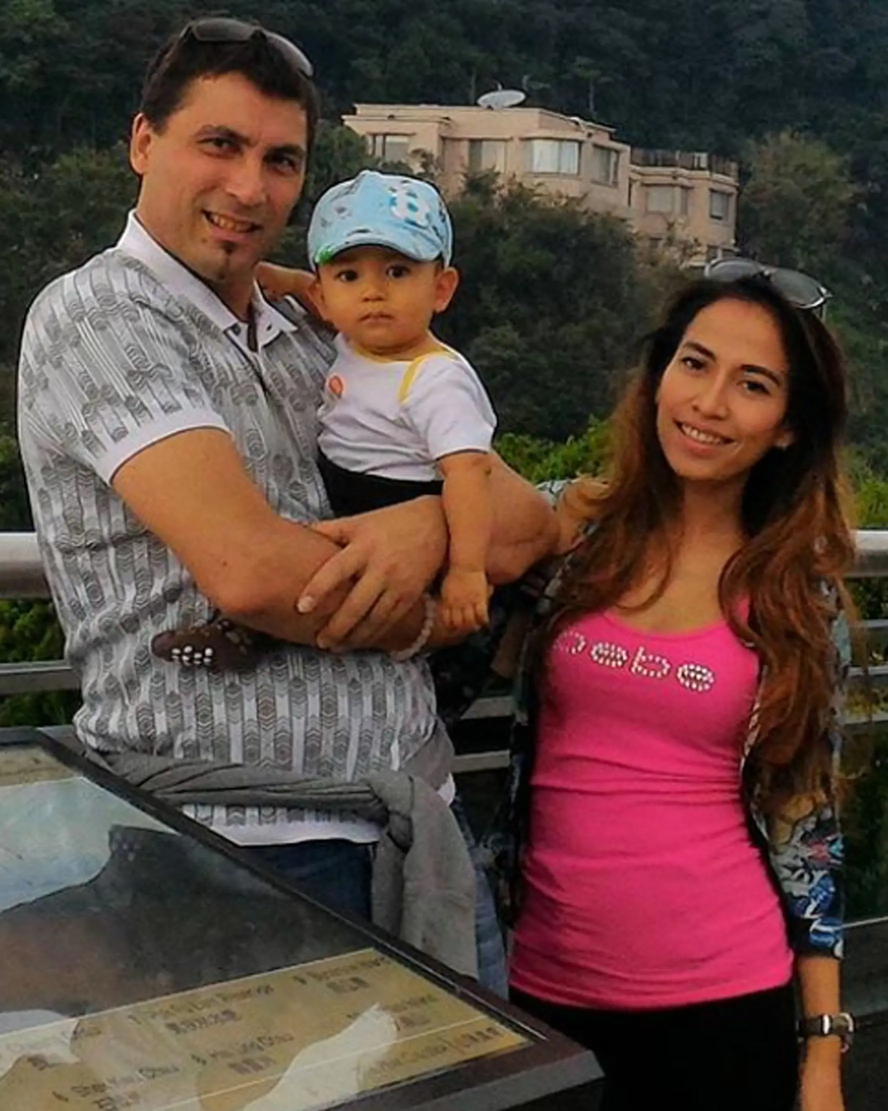 Vania Nasrivah bersama suami, Muhammad Marcus Grininger dan anaknya. (Instagram)