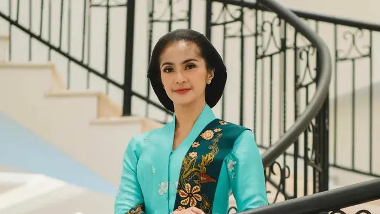 6 Outfit Maudy Koesnaedi dengan Kebaya dalam Series 'Losmen Bu Broto', Bergaya Klasik dan Berwibawa