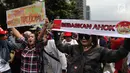 Momen saat massa pro Basuki Tjahaja Purnama atau Ahok yang tergabung dalam Komunitas Bangsa Bersatu ketika melakukan aksi di depan PN Jakarta Utara, Senin (26/2). Mereka meminta Ahok dibebaskan (Liputan6.com/Arya Manggala)