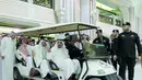 Raja Arab Saudi Salman Bin Abdulaziz Al Saud saat mengunjungi lokasi jatuhnya crane di Masjidil Haram, Kota Mekah, Arab Saudi. Raja akan terus menginvestigasi dan menyelidiki jatuhnya crane. (REUTERS/ Bandar al-Jaloud)