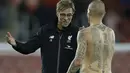 Pelatih Liverpool, Jurgen Klopp memberi salam kepada Martin Skrtel usai laga perempat final Piala Liga Inggris di Stadion St. Mary's, Southampton, Kamis (3/12/2015) dini hari WIB. (AFP Photo/Adrian Dennis)