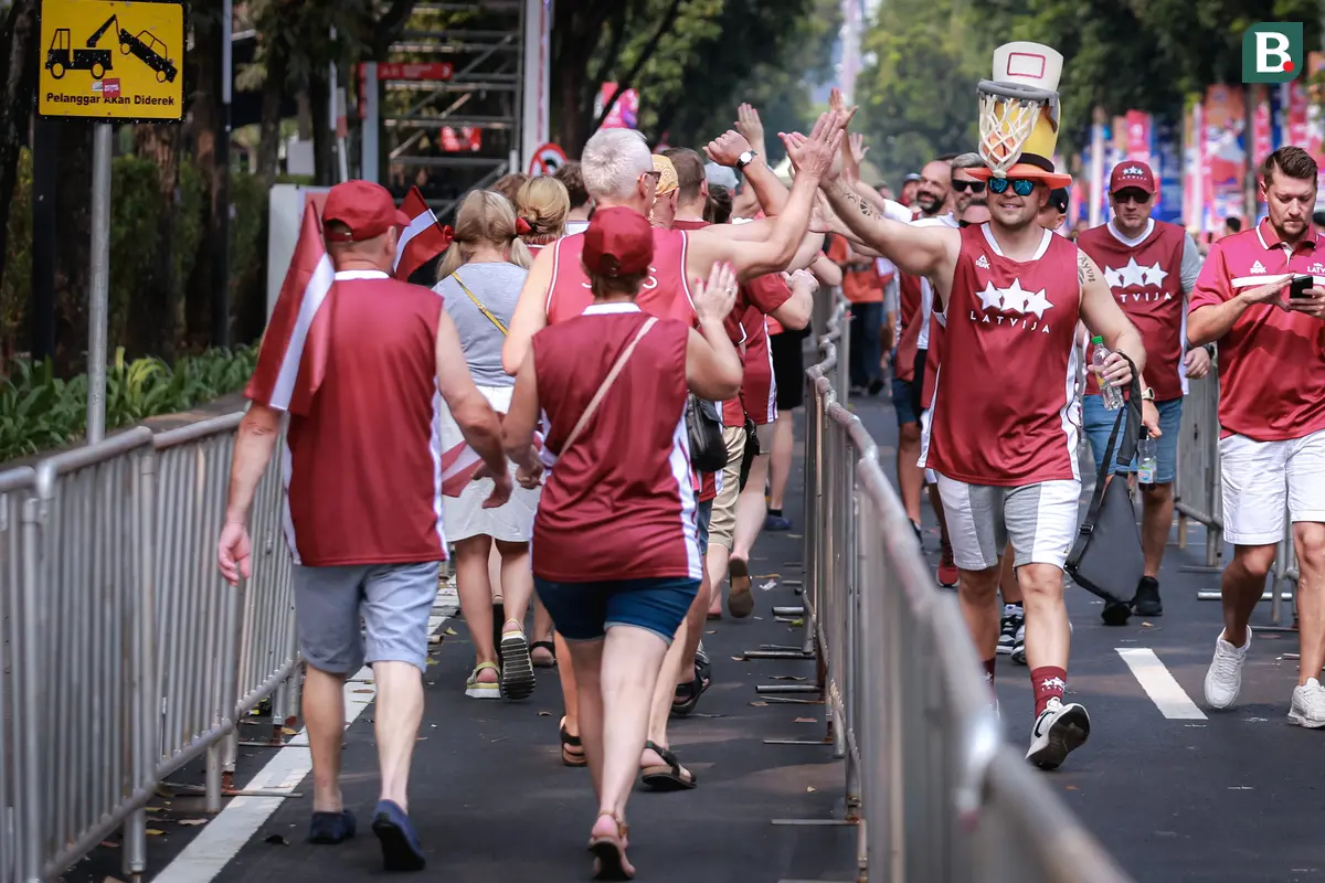 Foto: Pernak-pernik Unik Suporter Latvia pada Laga Perdana Piala Dunia FIBA 2023 di Indonesia