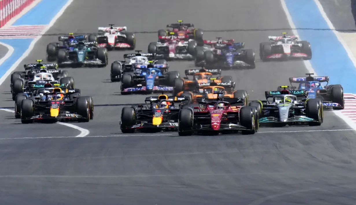 Max Verstappen menang mudah lantaran peraih pole position, Charles Leclerc gagal finis. Pembalap Scuderia Ferrari itu kehilangan kendali mobilnya di lap 17. (AP/Manu Fernandez)