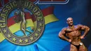 Binaraga dari Belarusia, Ilya Lukovets memamerkan otot di depan juri pada kontes Arnold Classic Europe 2019 di Barcelona, Sabtu (21/9/2019). Arnold Classic Europe merupakan kompetisi body builder yang akan berlangsung dari 20 hingga 22 September. (Photo by LLUIS GENE / AFP)