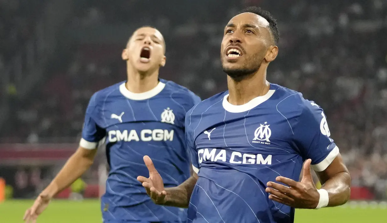Pemain Marseille, Pierre-Emerick Aubameyang melakukan selebrasi setelah mencetak gol penyeimbang 3-3 pada laga matchday pertama Grup B Liga Europa 2023/2024 melawan Ajax Amsterdam di Johan Cruijff ArenA, Amsterdam, Belanda pada Jumat (22/09/2023) dini hari WIB. (AP Photo/Peter Dejong)