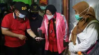 Mensos Tri Rismaharini saat mengunjungi keluarga korban longsor dan menyerahkan bantuan di Desa Cihanjuang, Kecamatan Cimanggung, Sumedang, Jawa Barat, Minggu (10/1/2021) malam. (Ist)