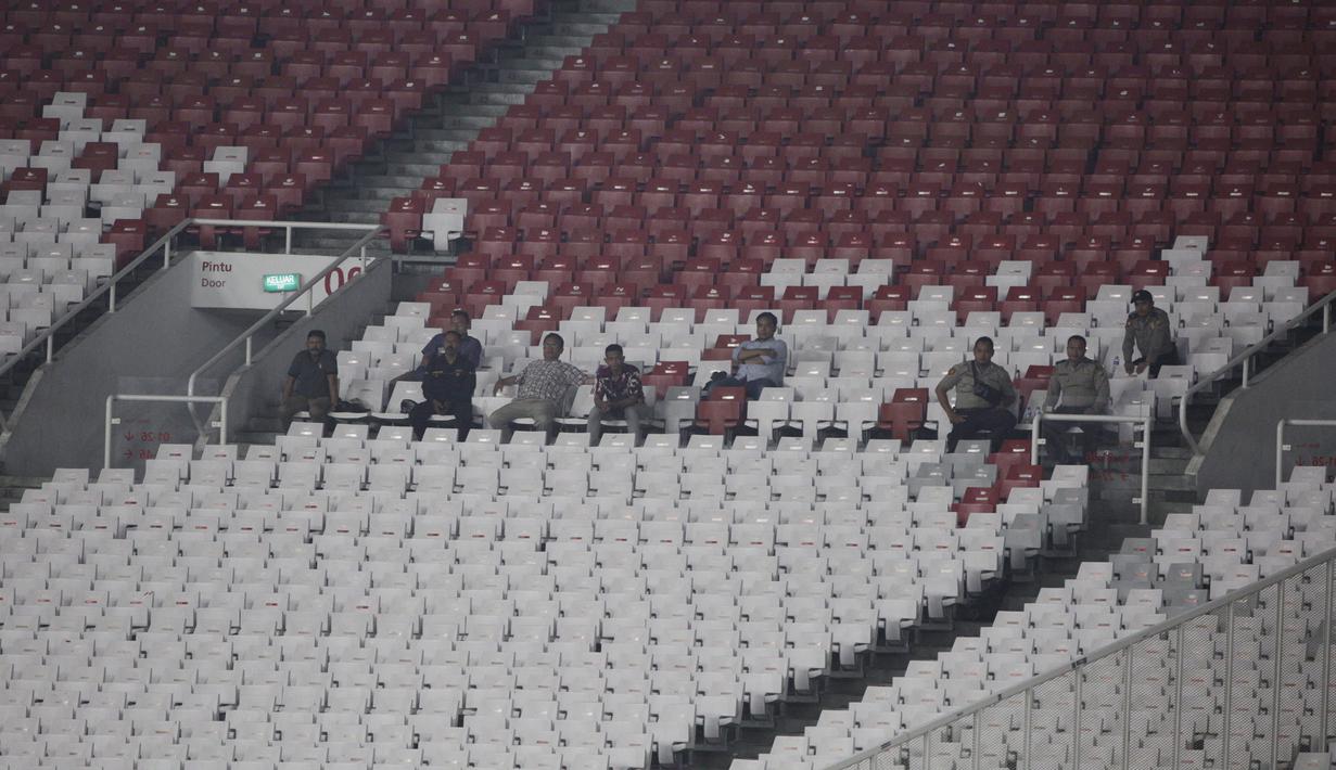 Suasana penonton saat laga Kualifikasi Piala Dunia 2022 antara Timnas Indonesia melawan Thailand di SUGBK, Jakarta, Selasa (10/9). Laga berlangsung sepi hanya dihadiri 11.619 penonton. (Bola.com/Vitalis Yogi Trisna)