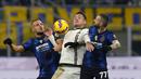 Pemain Spezia, Rey Manaj (tengah) berusaha mengontrol bola dari kawalan dua pemain Inter Milan, Danilo D'Ambrosio dan Marcelo Brozovic pada pertandingan lanjutan Liga Serie A Italia di Stadion San Siro, di Milan, Italia, Kamis (2/12/2021). Inter Milan kini berada di posisi ketiga klasemen dengan 34