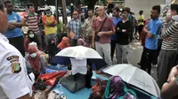 Sejumlah imigran saat bertemu dengan perwakilan UNHCR di trotoar depan Kantor UNHCR Menara Ravindo, Kebon Sirih, Jakarta, Rabu (3/7/2019). Kebanyakan dari puluhan imigran tersebut merupakan laki-laki, sebagian lagi perempuan dan anak-anak. (merdeka.com/Iqbal Nugroho)