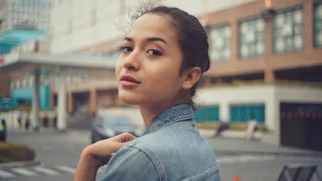 [Bintang] 4 Makeup Minimalis Putri Marino yang Bikin Jatuh Cinta