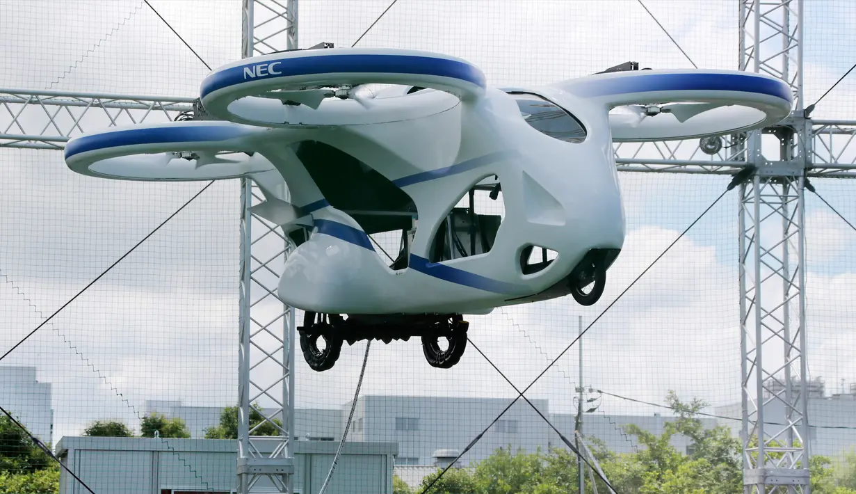 Mobil terbang NEC berhasil melayang saat penerbangan uji coba di fasilitas produsen elektronik Jepang, NEC Corp di Abiko, pinggiran Tokyo, Senin (5/8/2019). Mobil terbang yang serupa drone raksasa dan memiliki empat baling-baling ini melayang dengan mantap sekitar satu menit. (AP/Koji Sasahara)