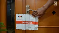 Pintu ruang kerja Dirjen Perhubungan Laut Kementerian Perhubungan Antonius Tonny Budiono yang disegel oleh KPK di Gedung Karsa Kemenhub, Jakarta, Kamis (24/8). Penyegelan terkait Operasi Tangkap Tangan (OTT) terhadap pejabat Kemenhub. (Liputan6.com/Pool)