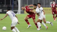 Pemain depan timnas Indonesia, Ilija Spasojevic (kedua kiri) berusaha melewati hadangan pemain Kamboja pada kualifikasi Grup A Piala AFF 2022 di Stadion Utama Gelora Bung Karno, Jakarta, Jumat (23/12/2022). Indonesia unggul 2-1 atas Kamboja. (Liputan6.com/Helmi Fithriansyah)